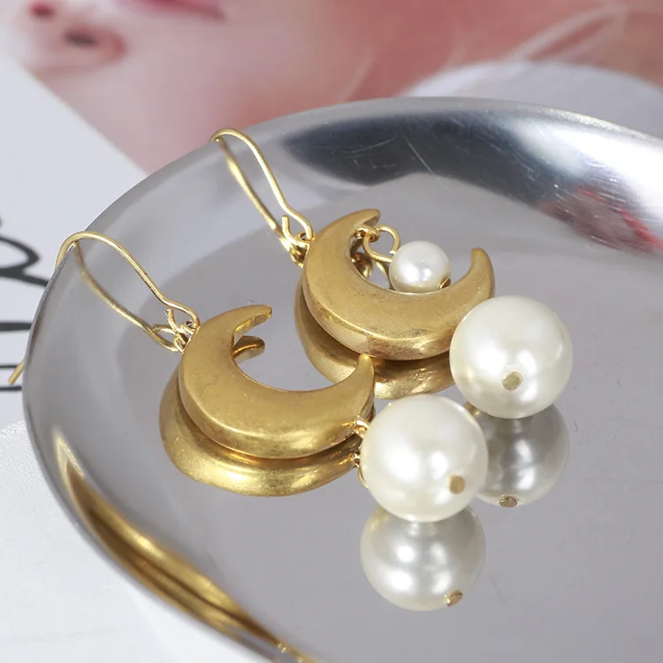 

Vintage matte golden moon pearl asymmetric earrings