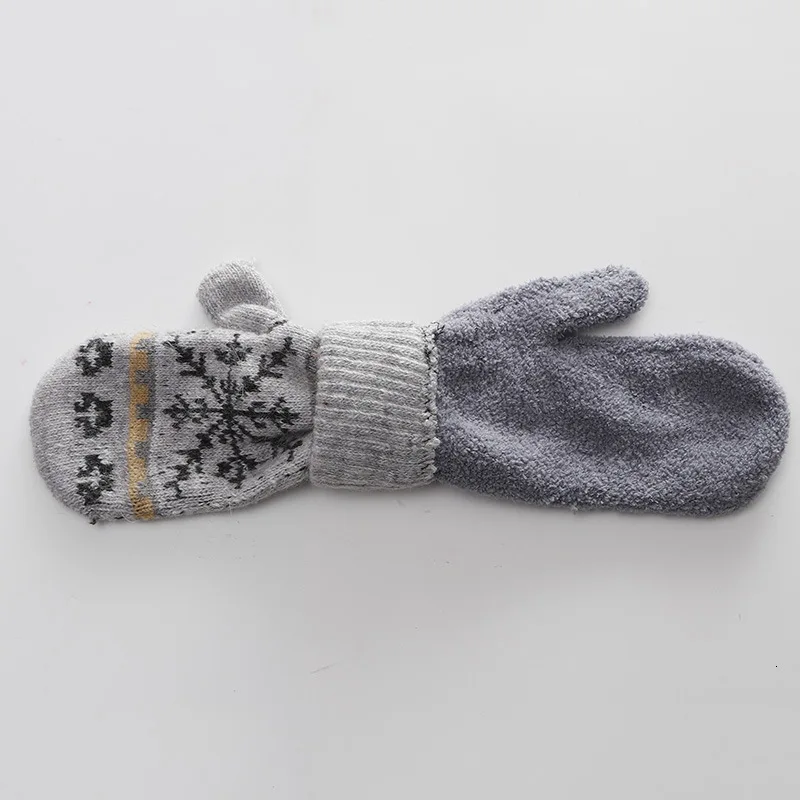 Женские вязаные перчатки зимние теплые с нежным рисунком ветрозащитные варежки