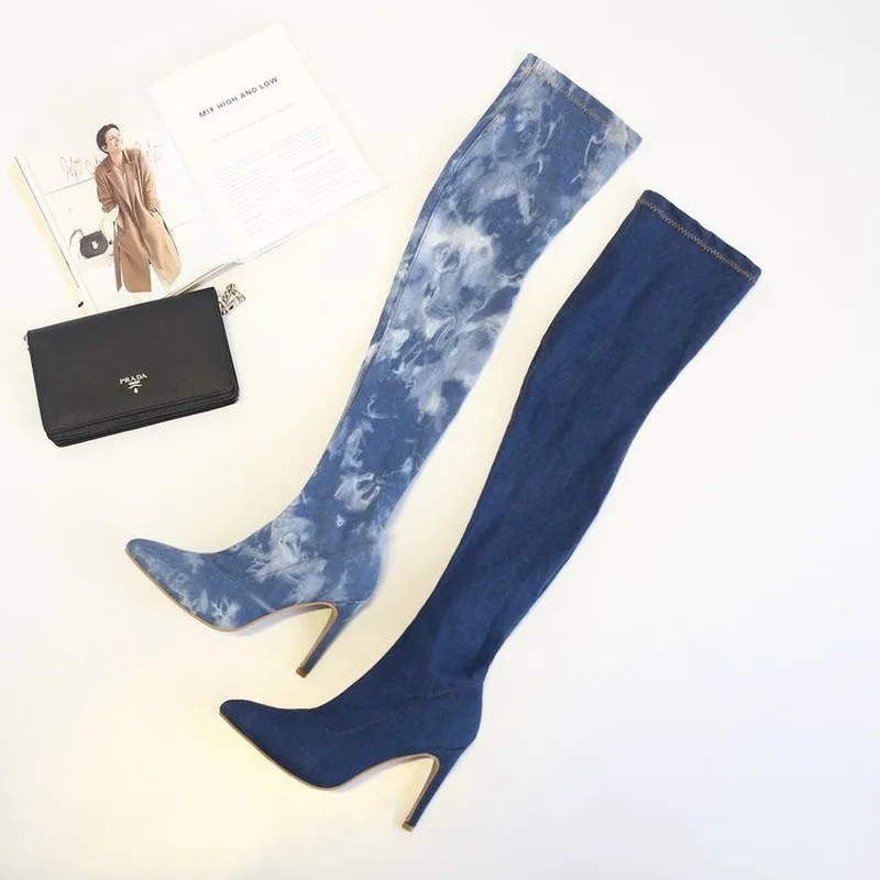 Джинсовые сапоги выше колена с острым носком и боковой молнией облегающие