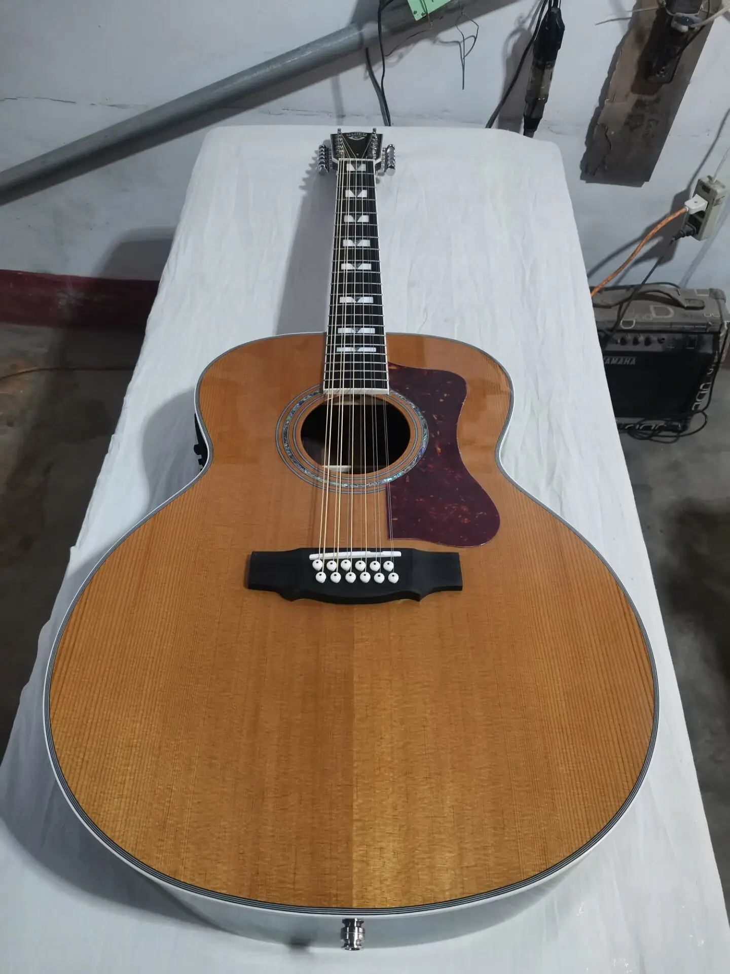 Kostenloser versand upgrade-ebenholz F512 gitarre solide zeder jumbo akustische elektrische solide gitarre guild stil 12 string gitarren