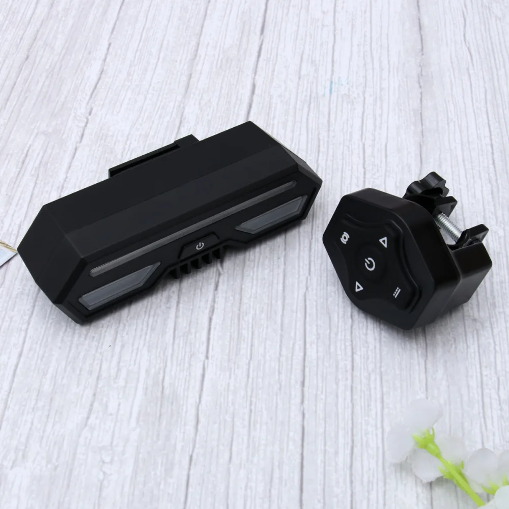 

1 Set of Cycling Light Mountain Bike Wireless Steering Taillights Waterproof USB Charging Taillights