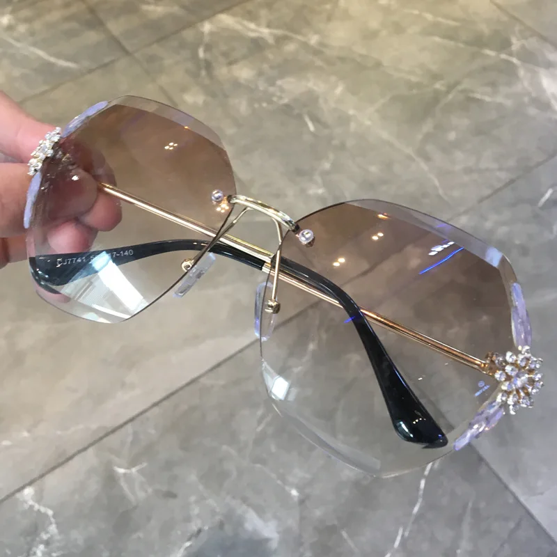 

Sunglasses Women's Korean fashion round face long face big face thin anti UV frameless Sunglasses Women's diamond gradual change