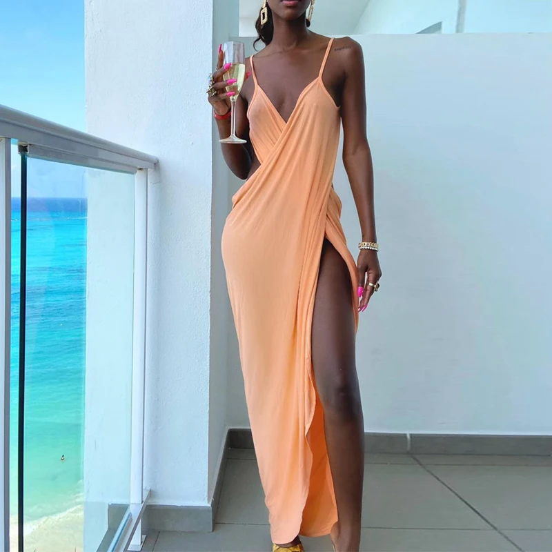 

Платье женское длинное на бретелях-спагетти с открытой спиной и разрезом