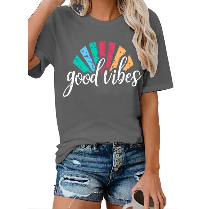 Женская футболка с радужными буквами Good Vibes красивая вырезом лодочкой и забавной
