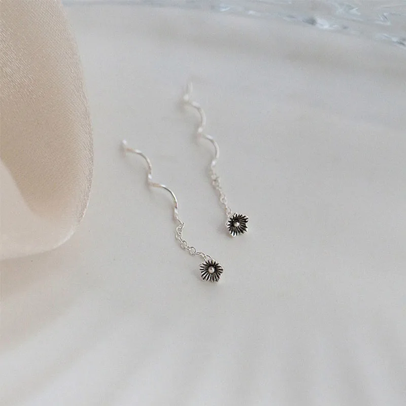 

VENTFILLE Sterling Silver Fashion Flower Long Wave Daisy Earrings Ladies Personality Simple Jewelry Gift Wholesale