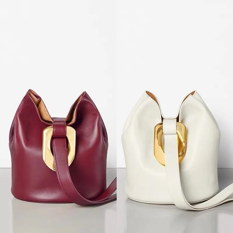 Сумка-мешок женская из натуральной кожи с металлической пряжкой |