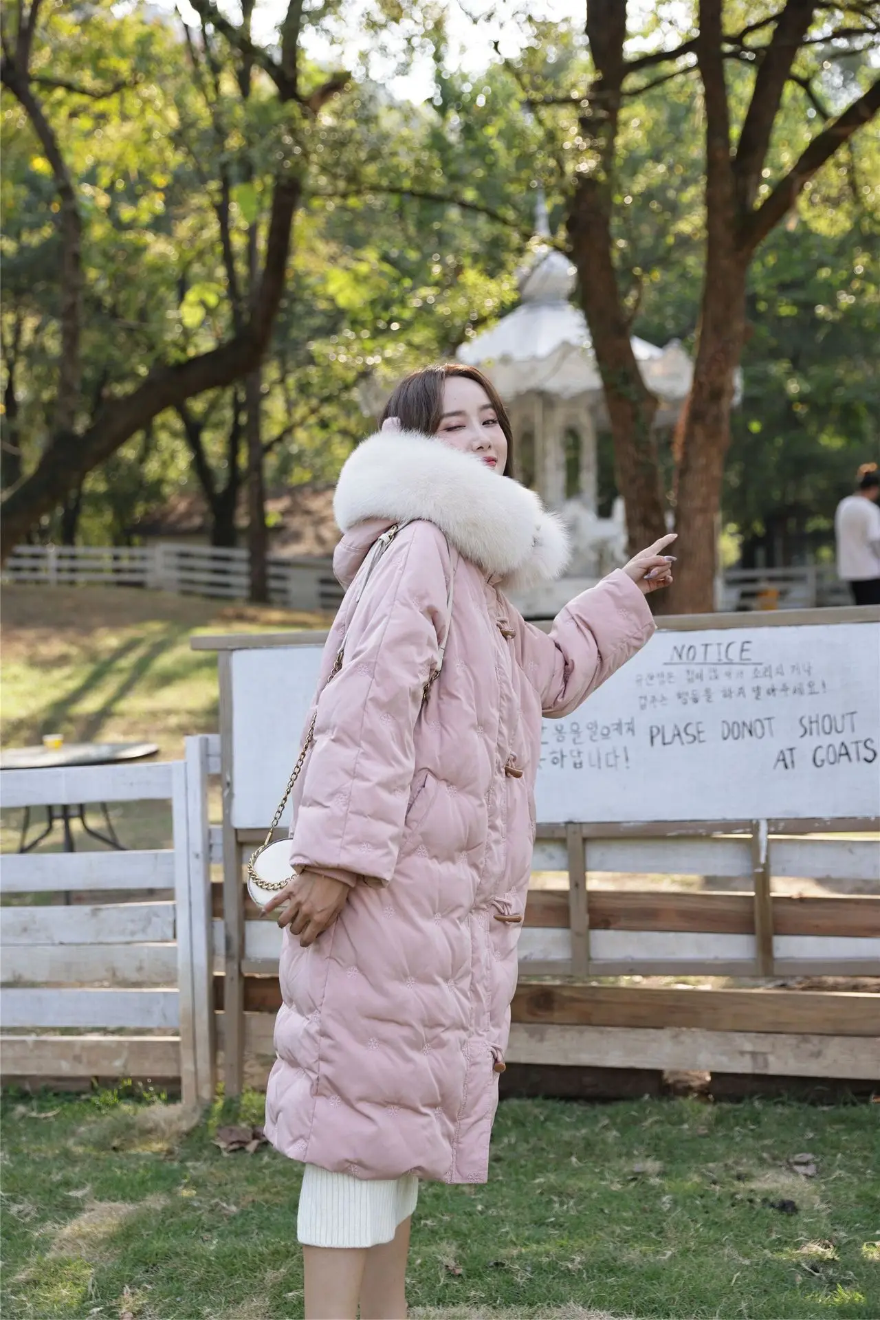 

2021 winter big fox fur collar white duck down jacket female horn buckle over the knee long coat