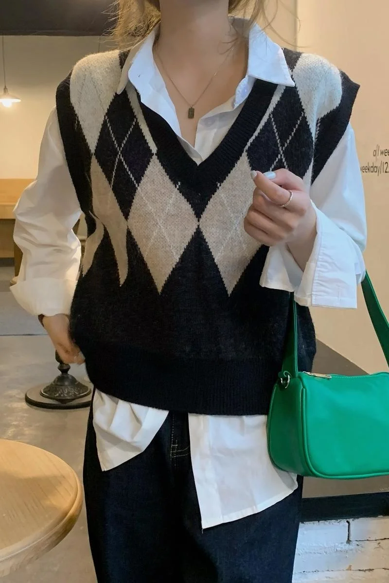 Женский трикотажный жилет с V-образным вырезом |