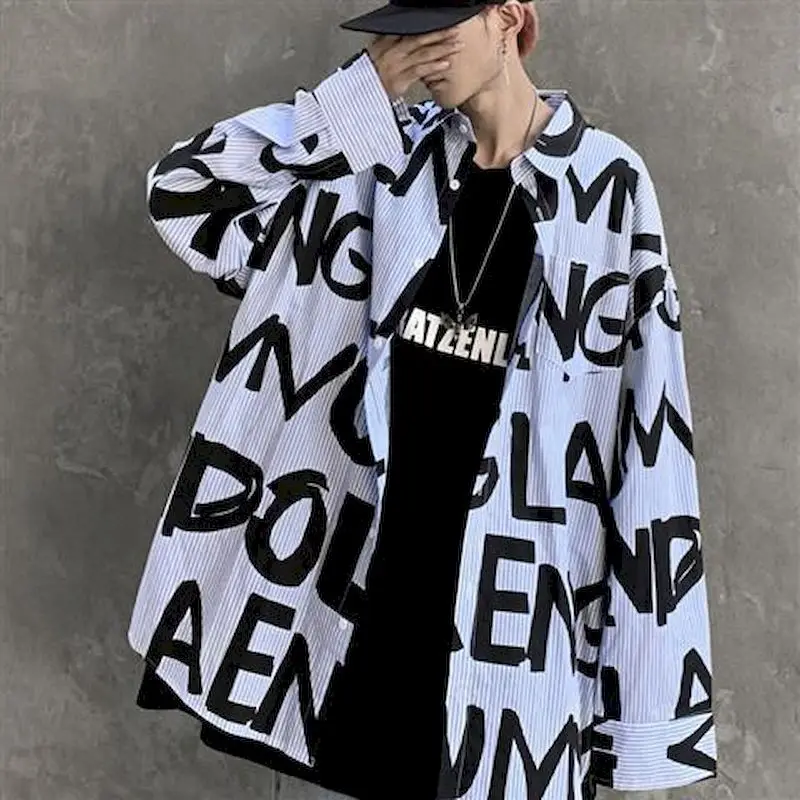 Мужская рубашка в темную полоску с длинным рукавом свободного покроя