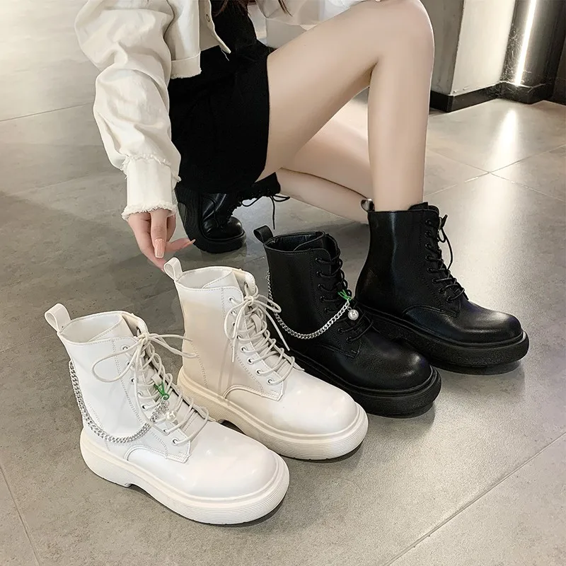 

The Temperament Of Short Boots Is Slim. In The Autumn Of 2021, The New Fashion Retro British Style Has Increased.