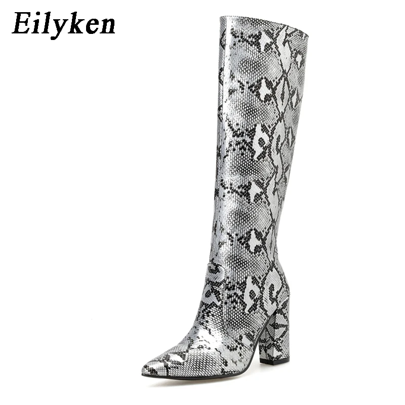 Eilyken; коллекция года; зимние сапоги до колена; пикантные сапоги из змеиной кожи; женские сапоги на высоком квадратном каблуке с острым носком на молнии