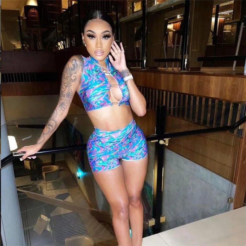 

FMZXG Кнопка сцепления выдалбливают комплекты из двух предметов Новое модное женское платье без рукавов в форме талии топ + шорты с принтом уз...