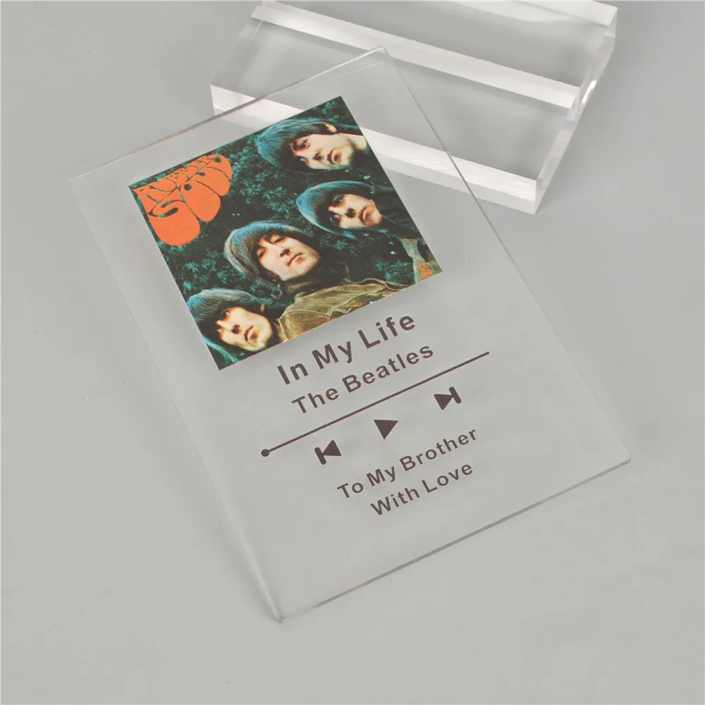 Акриловая доска с подставкой и черным текстом персонализированным кодом Spotify |