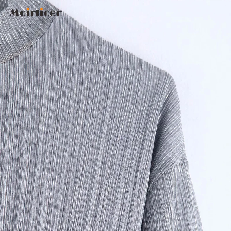 Женское вечернее платье с оборками серебристое круглым вырезом длинным рукавом