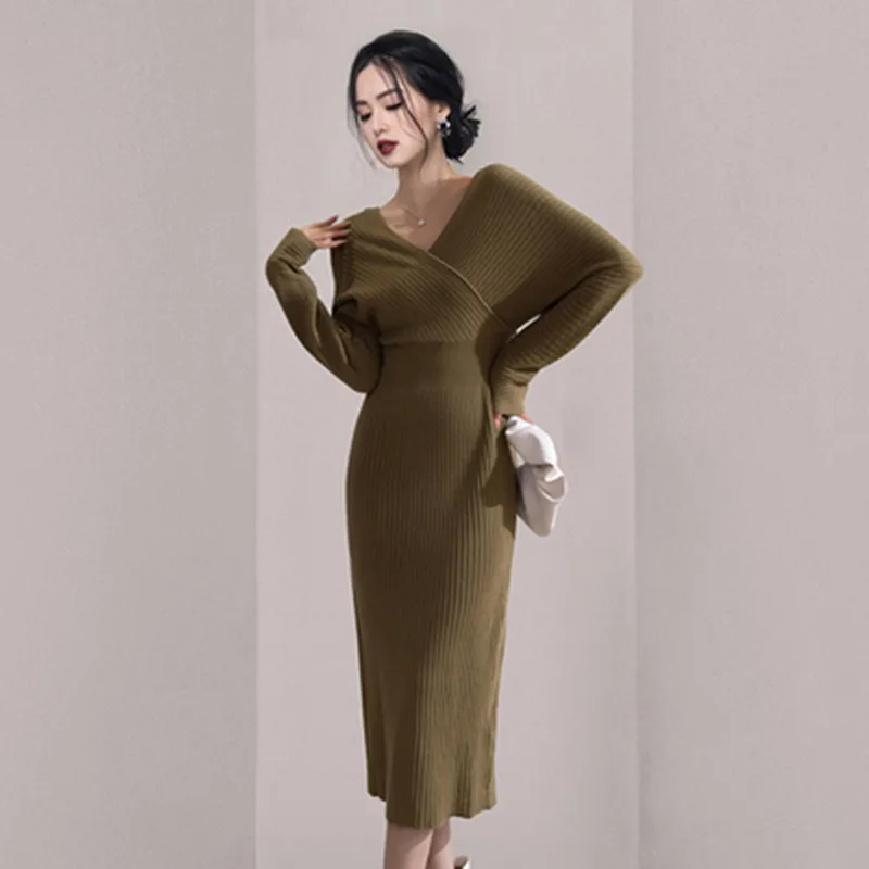 

Женское трикотажное платье-карандаш с V-образным вырезом