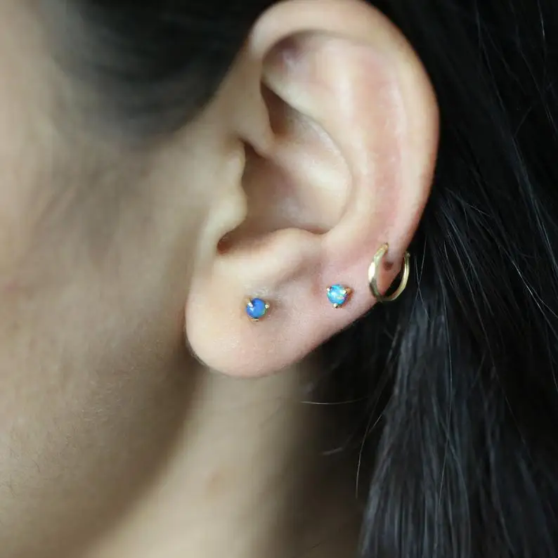 Женские маленькие серьги гвоздики из серебра 925 пробы с белым и голубым огненным