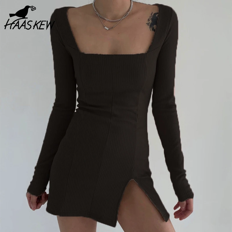 

Женское трикотажное платье с разрезом по бокам, с длинным рукавом