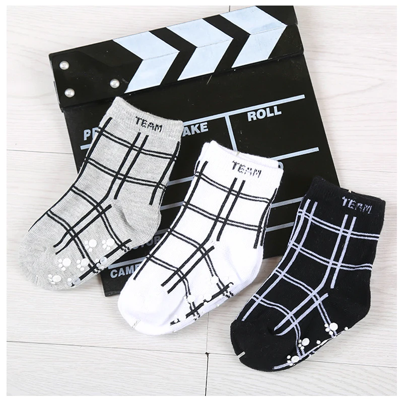

1-3 years old striped black and white plaid cotton Non-slip rubber point autumn and winter children's socks w039