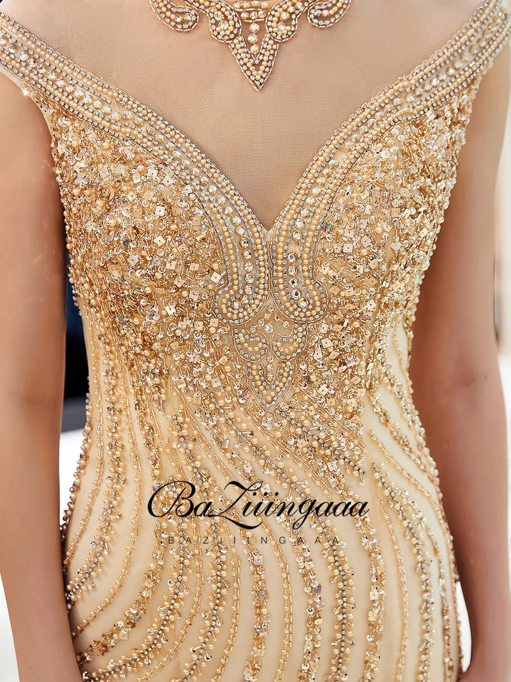

Luxury Gold Beaded Evening Dress V-Neck Gold Gown Sleeveless Mermaid Design Suitable for Formal Evening BAZIIINGAAA