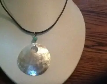 Раковина/мраморный зеленый нефритовый кулон из бисера и черная цепочка |