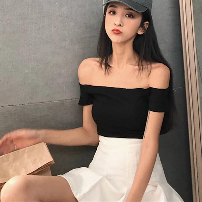 Женская трикотажная футболка с воротником лодочкой однотонная облегающая