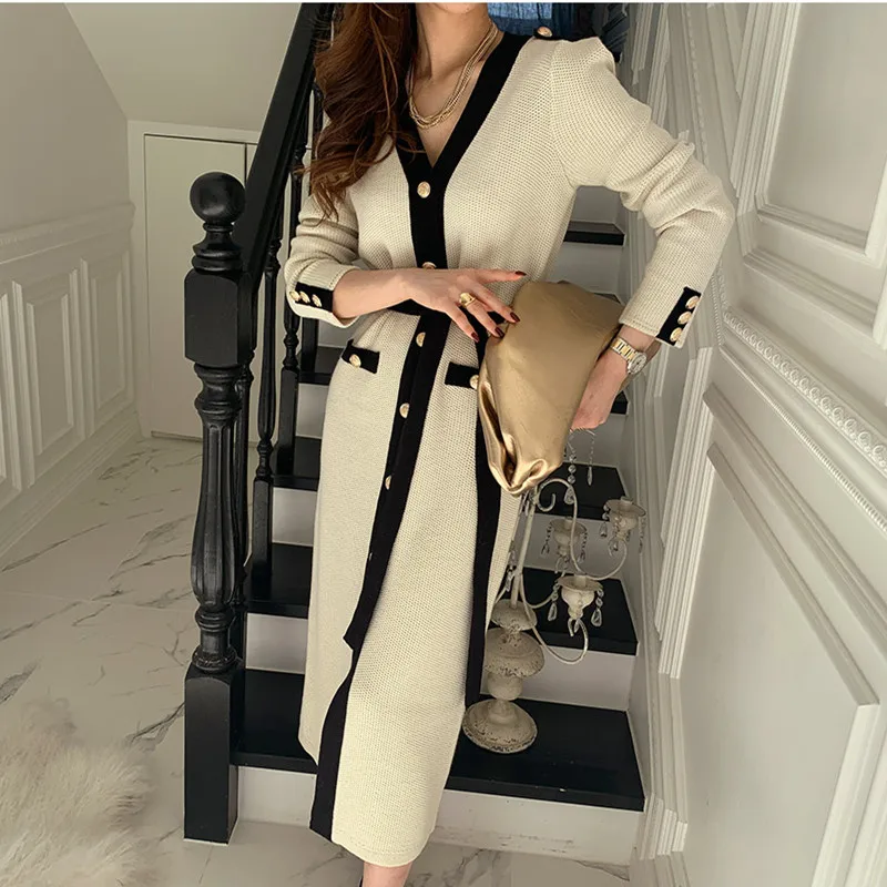 

Женское однобортное трикотажное платье на бретельках с V-образным вырезом