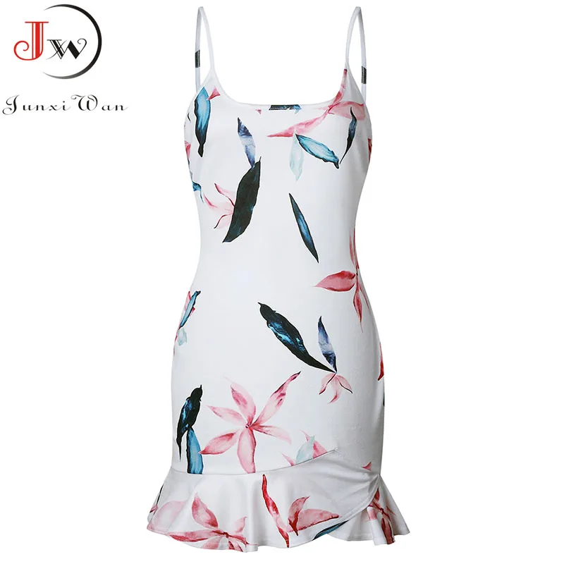 Женское облегающее платье без рукавов черное на тонких бретельках с оборками