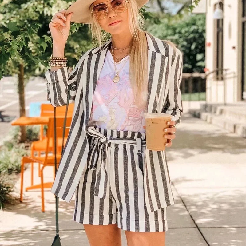 Женские повседневные шорты в полоску серые белые с высокой талией и бантом на