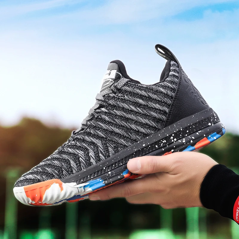 На открытом воздухе спортивные баскетбольные кеды новая футболка с надписью Lebron