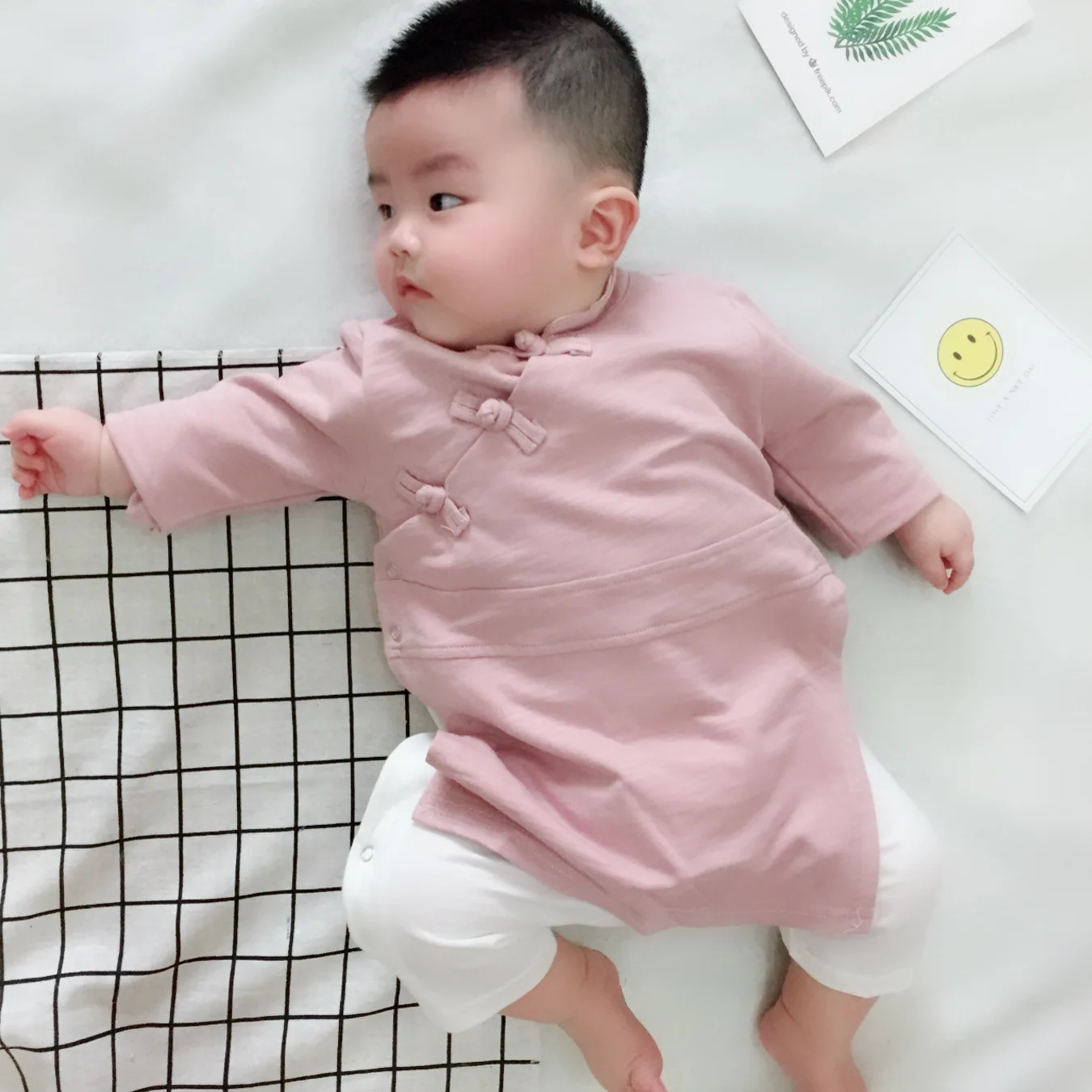 

2021 spring and autumn long-sleeved Hanfu Chinese style traditional 0-1 year old baby jumpsuit Huang Feihong three-button romper