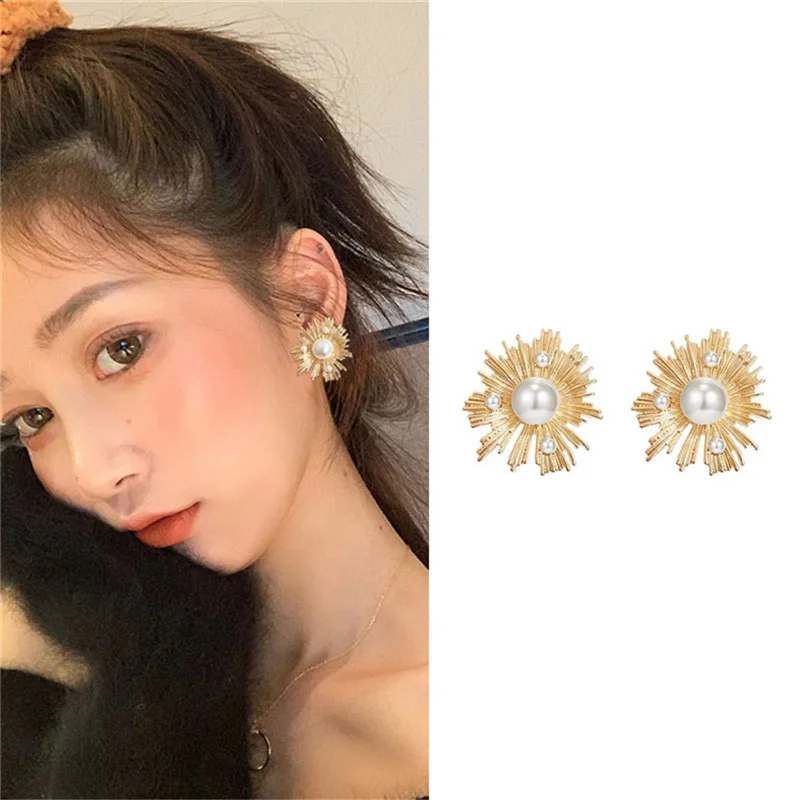 

Golden Irregular Pearl Earrings Retro Port Style Baroque Exaggerated Large Earrings Temperament Female Earrings Gothic Jewelry