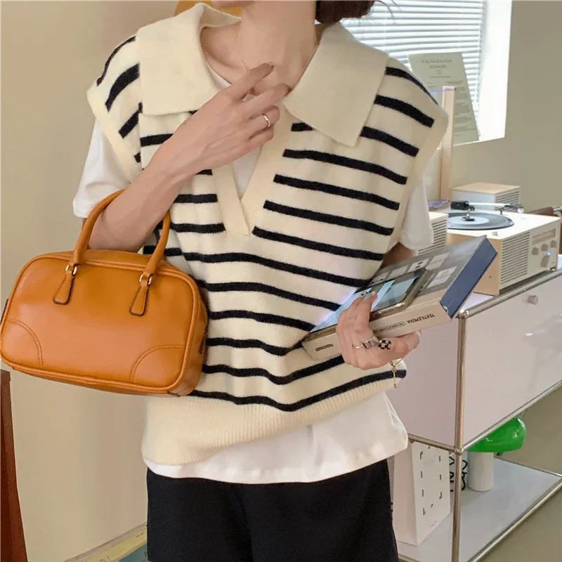 

Женский трикотажный жилет свободного покроя, в полоску