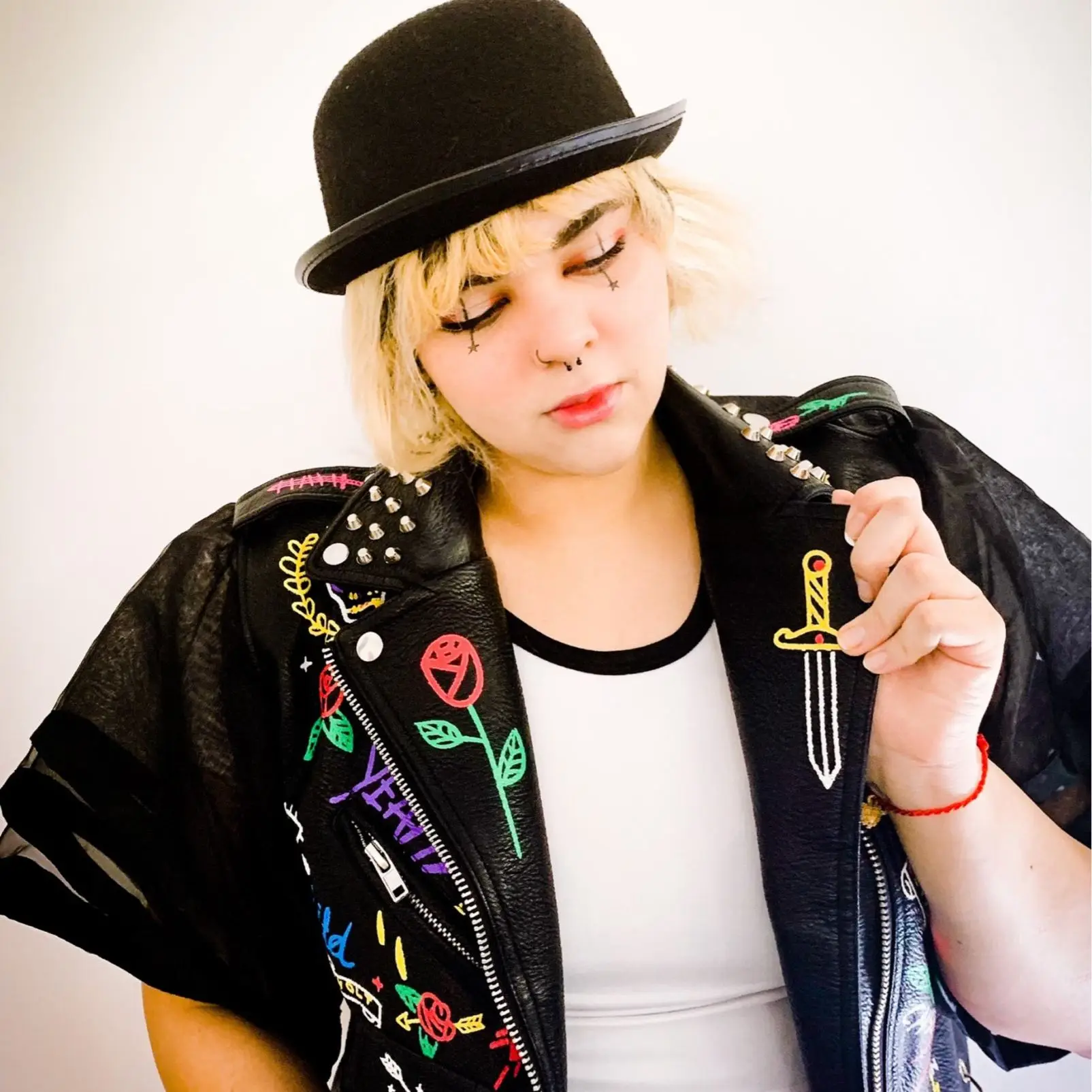 Модная кожаная куртка с цепочкой и бисером локомотивная из искусственной кожи