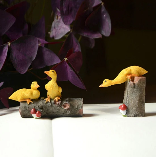

Cute Little Duck Ornaments Bonsai Rockery Landscaping Garden Pastoral Style Resin Crafts Ducks Play on The Stone Stump Decor Toy