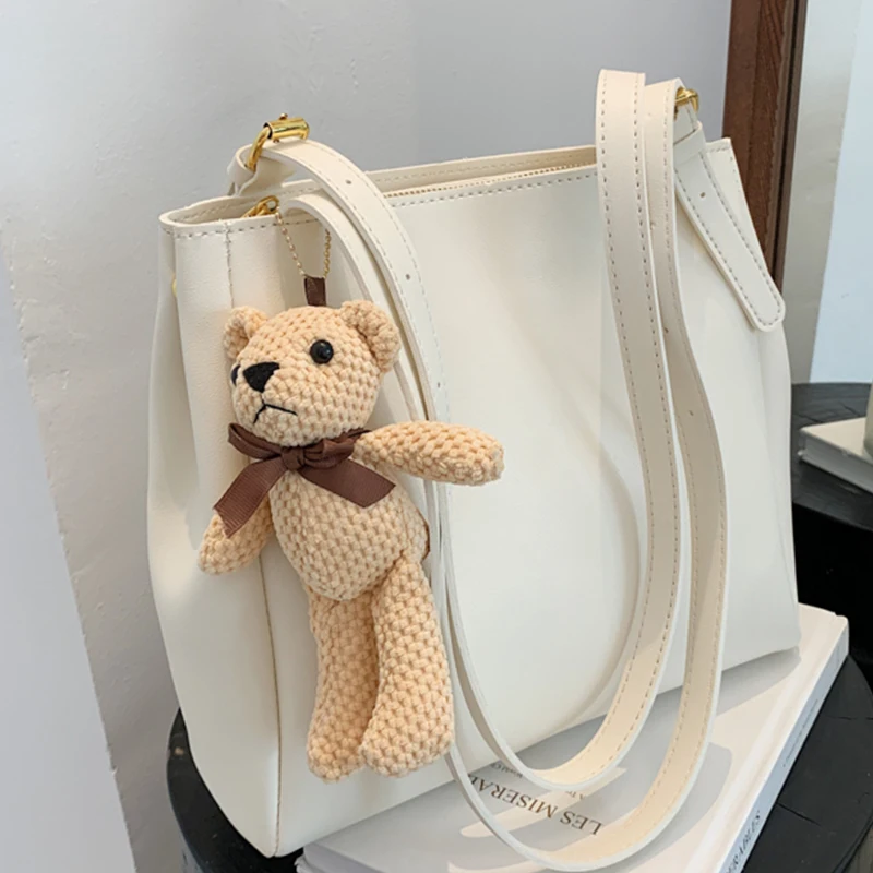 

Pure Color Pu Leather Bucket Shoulder Bag Women 2021 Fashion Lady Messenger Bags Bear Pendant Casual Brand Designer Handbags