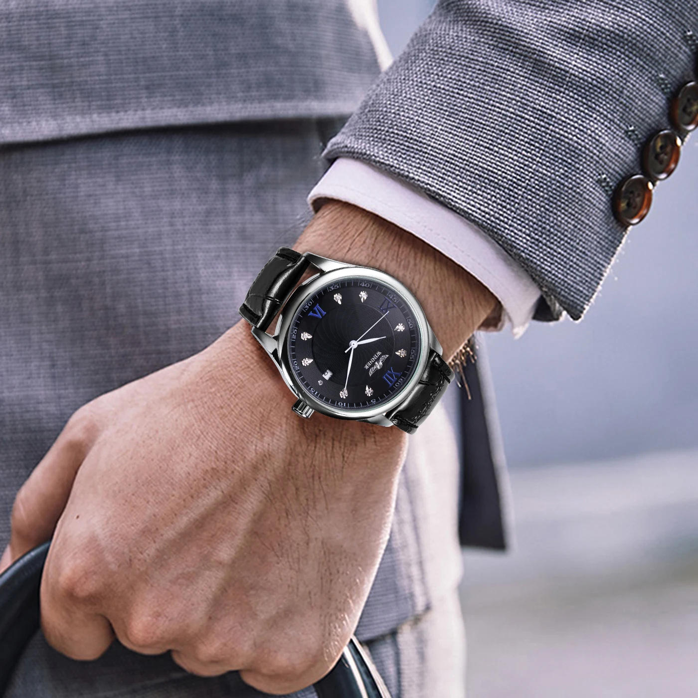 

Top Brand Luxury Watches for Men Crystal Decoration Roman Numerals Dial Leather Band WINNER Auto Mechanical Wrist Watch for Man