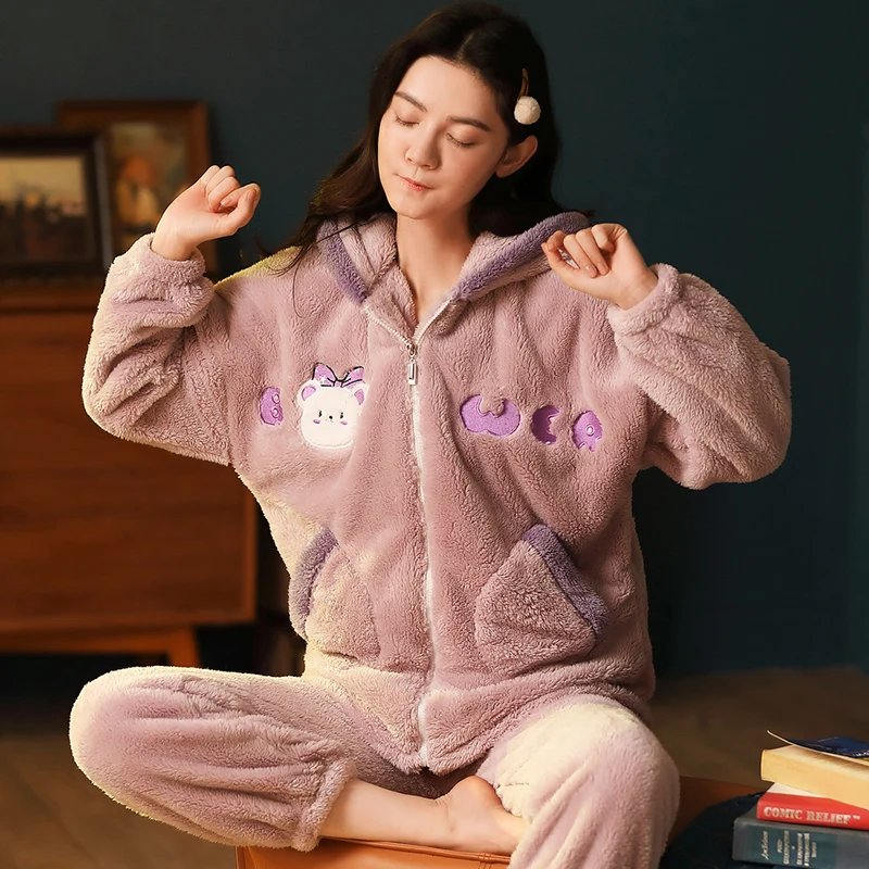 

Новинка 2021, стильные женские пижамы на осень и зиму, коралловый плюшевый Повседневный фланелевый комплект с капюшоном, можно носить из двух ...