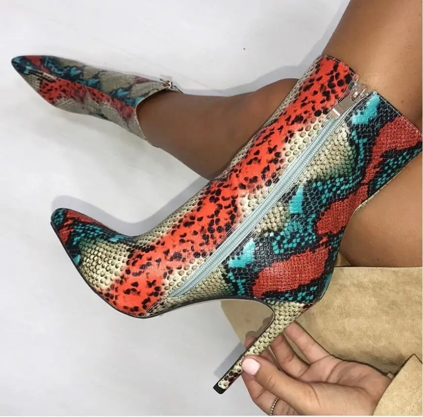 Женские ботинки супер размера ботильоны со змеиным принтом изящная модная