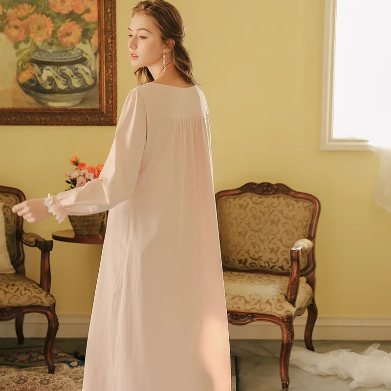 Женская ночная рубашка с длинным рукавом белая винтажная из хлопка в стиле