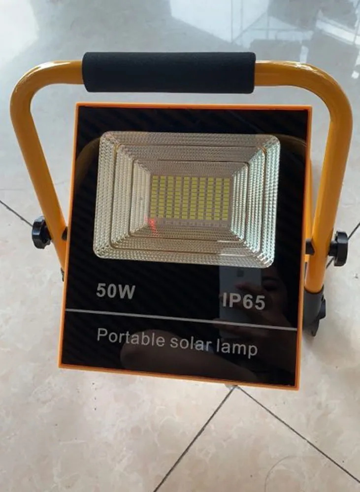 저렴한 방수 IP65 50W 100W LED 태양 광 통합 투광 조명, 충전식 휴대용 LED 작업 조명 비상 캠핑 램프, 4 개