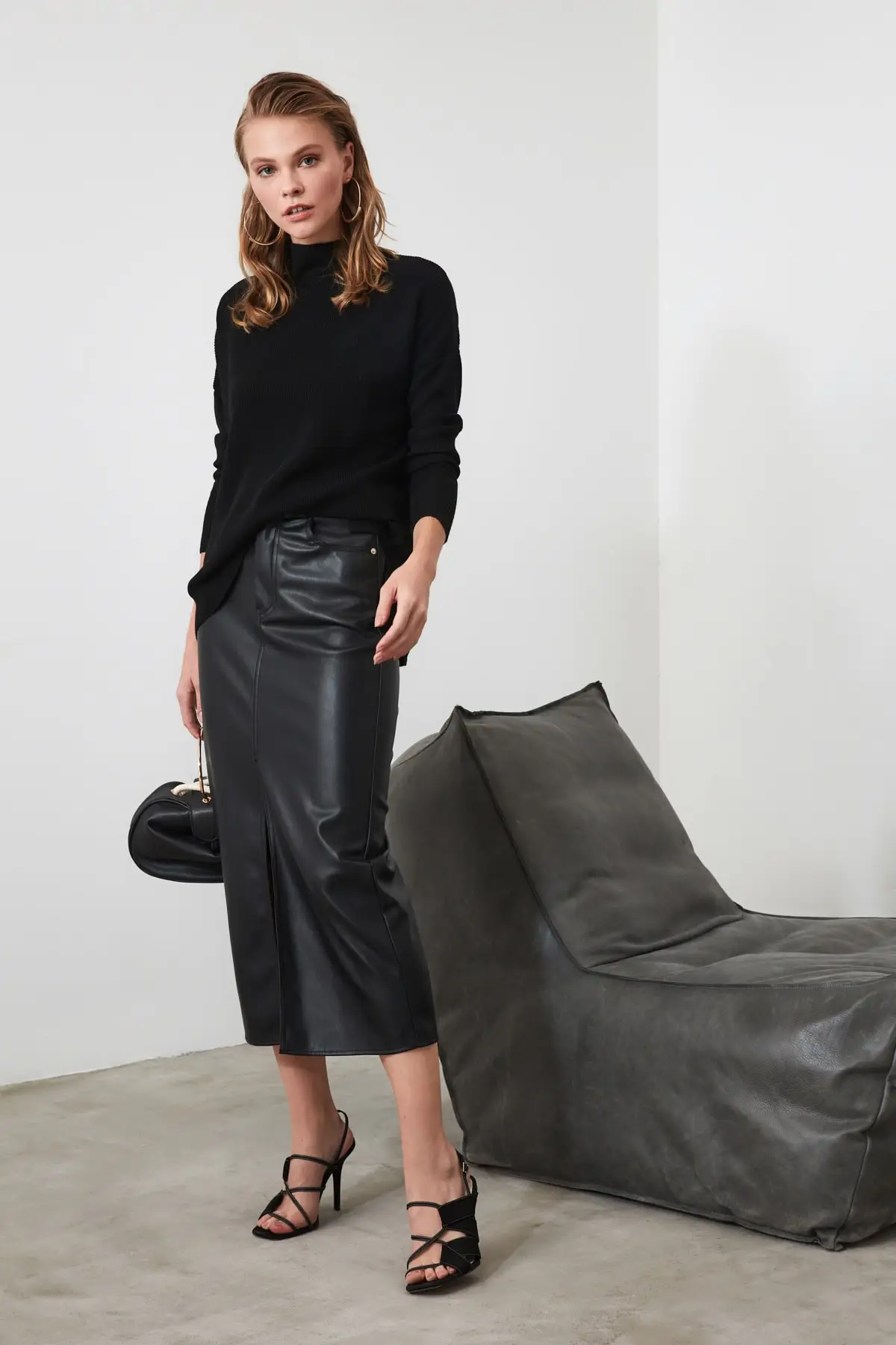 

Trendyol Black Crop Cut-Out Detail Knitwear Sweater TWOAW20KZ0223