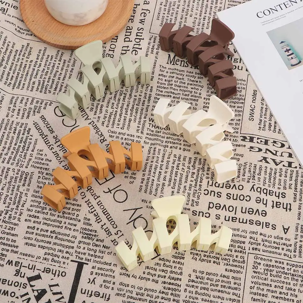 

2021 Korean Fashion Big Hair Claws Elegant Frosted Acrylic Hair Clips Hairpins Barrette Headwear for Women Hair Accessories