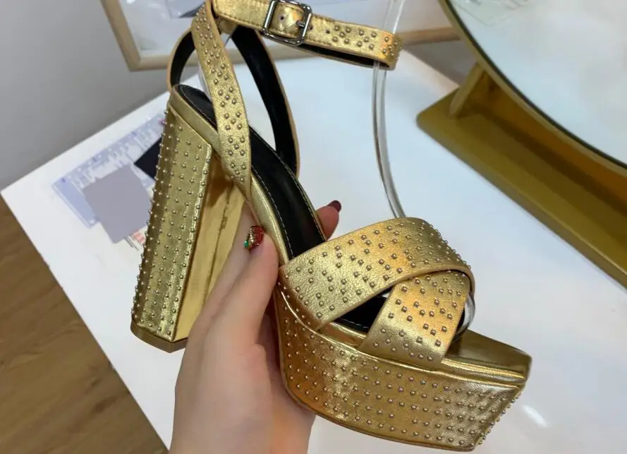 Женские босоножки из натуральной коровьей кожи украшенные стразами на не