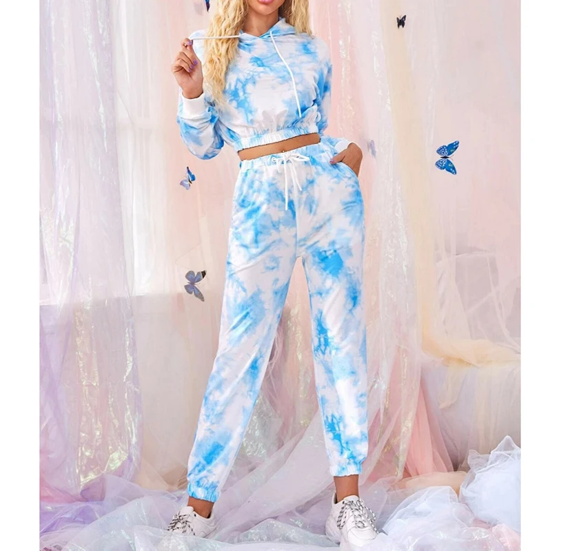 Костюм спортивный женский из двух предметов с укороченным топом и длинными