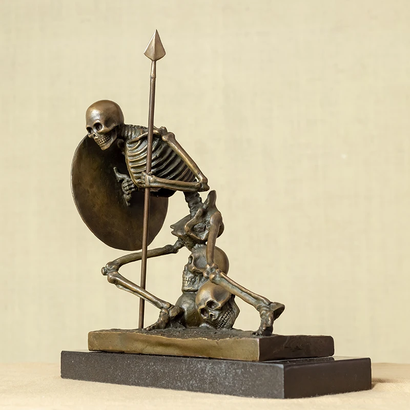 Бронзовая скульптура-скелет известная статуя щит воина и копье Античная