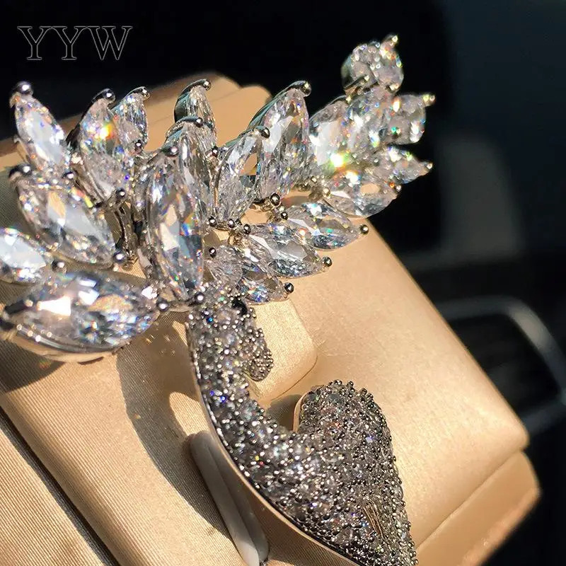 

2 Colors Available Cubic Zirconia Deer Brooches for Women Christmas Reindeer Pins Luxury Coat Corsage Fashion Jewelry