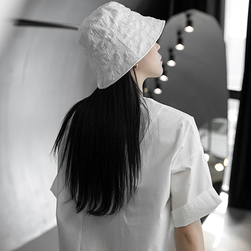 

[EAM] Women White Pleated Casual Fishermen Hat New Round Dome Temperament Fashion Tide All-match Spring Autumn 2021 1DD7723