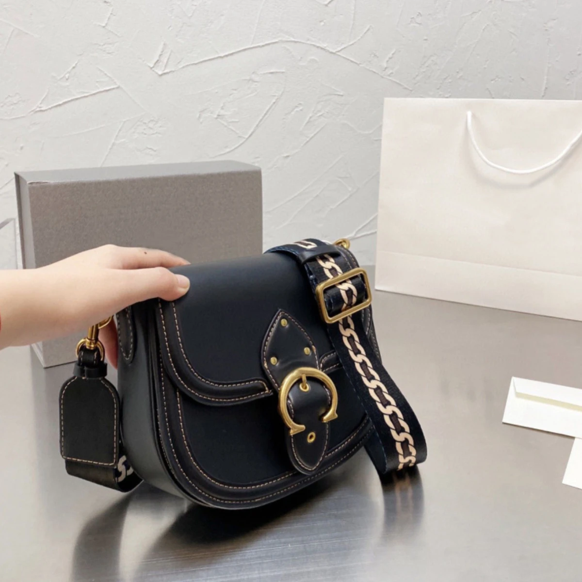 

New Metal Rivet Letter Ribbons Women's Leather Classic Large Capacity Fashion Saddle Crossbody Shoulder Bag Handbag Luxury Bags