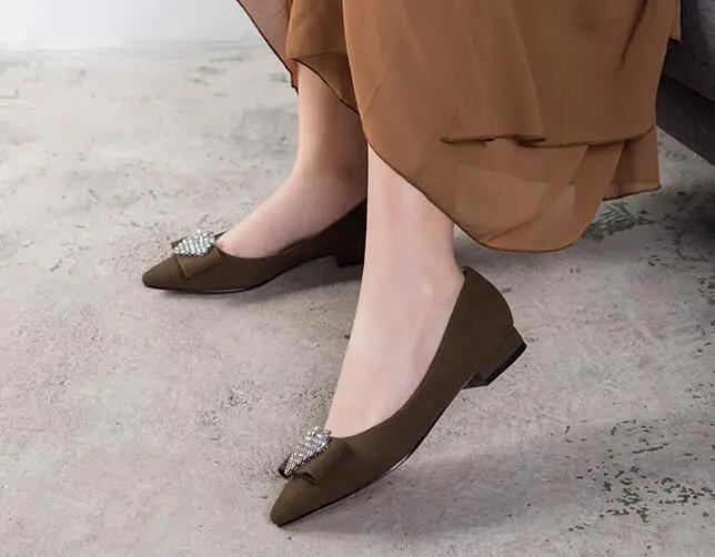 Новейшая модель Женская повседневная обувь на плоской подошве с украшением в
