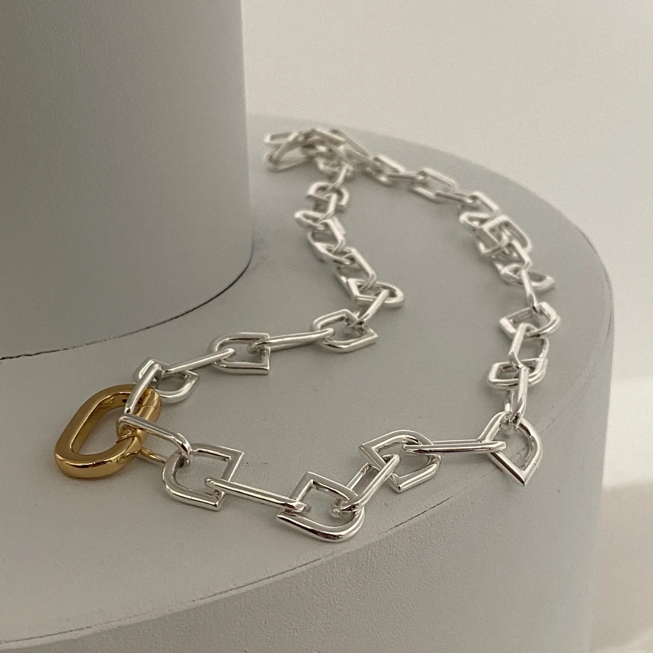 

Европейская и американская индивидуальность Толстая Высококачественная Асимметричная подвеска модное ожерелье нишевое дизайнерское Жен...